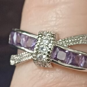 Anello incrocio strass lillà e bianchi