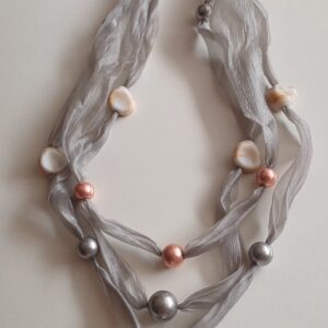 COLLANA MULTIFILO GRIGIA CON PERLE ARGENTATE E RAMATE E PIETRE RESINA